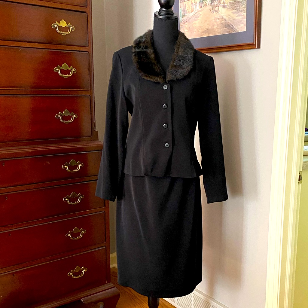 Jessica Howard Black Suit Size 8 Faux Fur Collar